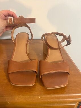 Universal Thread Tan Brown Block Heel Sandals with Ankle Strap